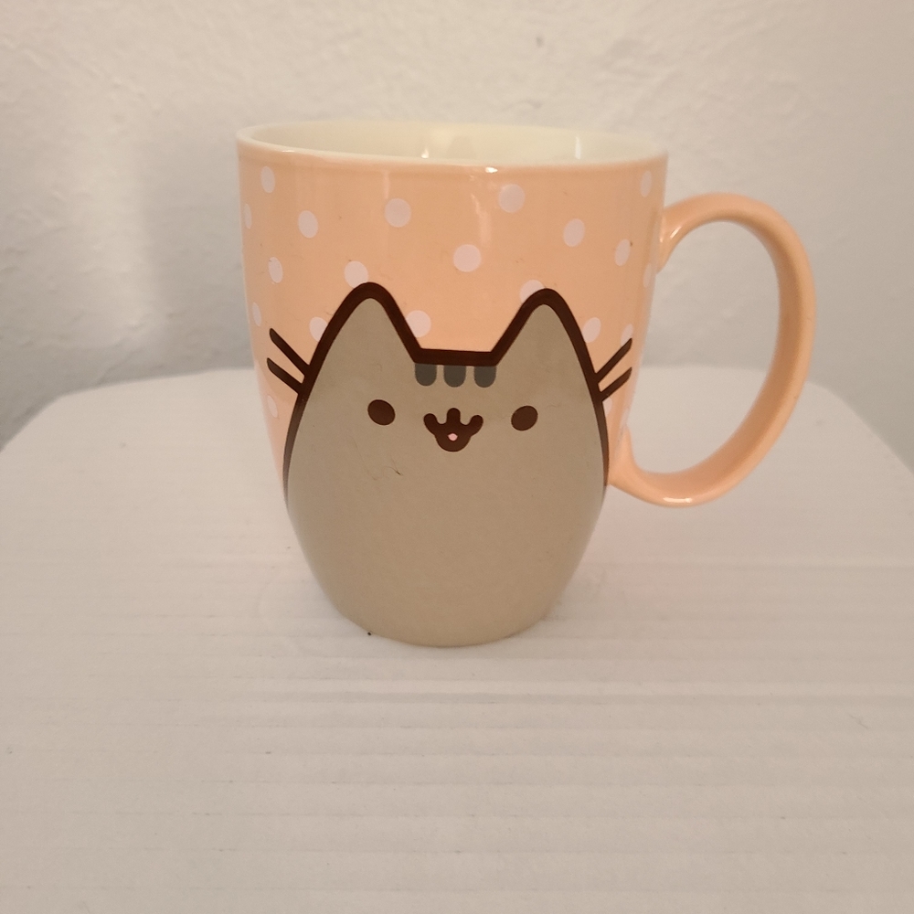 PUSHEEN KITTY MUG, 12 oz., peach polkadot